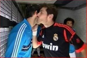 Casillas quay mặt làm lành với Diego Lopez