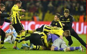 Dortmund đi tiếp nhờ sai lầm của trọng tài