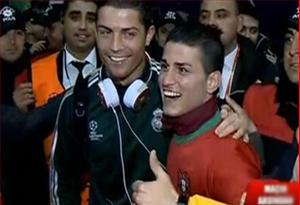 C. Ronaldo bất ngờ gặp anh em song sinh