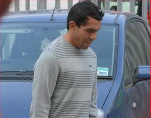 Tevez ngồi xe sang đi dọn vệ sinh