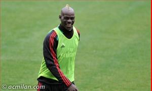Balotelli cười toe toét khoe tóc mới nhuộm