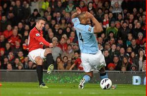 Man Utd khổ sở: Khi Van Persie gắn mác Torres