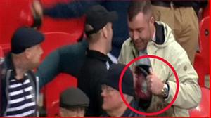 CĐV Millwall “chôm chỉa” mũ cảnh sát