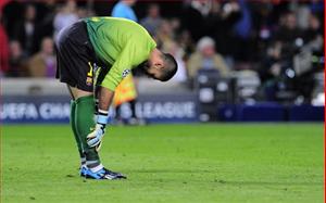 Sự nghiệp của Victor Valdes tại Barcelona chấm dứt bằng một chấn thương cực nặng