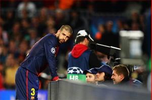 Pique bị đạo chích hỏi thăm