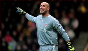 Mùa hè tới, Barcelona sẽ thay Valdes bằng Reina