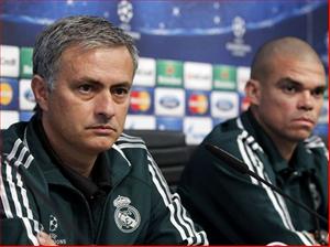 Real Madrid: Mourinho gặp hạn “thù trong, giặc ngoài”