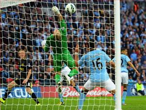 Fan Man City ôm đầu khóc vì đội nhà bại trận