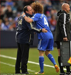 Rafa Benitez rời Chelsea trong tiếng reo hò cổ vũ