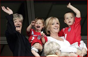 Becks mua xe Audi tặng mẹ vợ