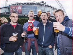 Bỏ lệnh cấm bán bia vì chung kết Bayern - Dortmund