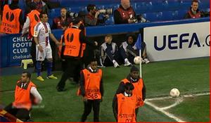 Nhân viên y tế câu giờ hộ Chelsea