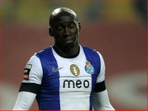 Barca tính chiêu mộ bộ đôi trung vệ của Porto