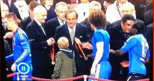 Cậu bé lạ bỗng dưng lên nhận giải cùng Chelsea