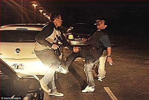 “Cậu bé vàng” Maradona tung cước, hành hung phóng viên