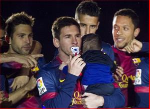 Thiago Messi là tâm điểm ở Camp Nou