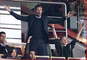 Becks nhấp nhổm trên khán đài