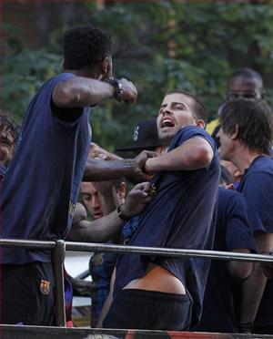 Sốc: Alex Song tát Pique trước mặt hàng nghìn CĐV Barcelona