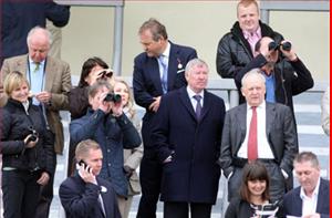 Sir Alex vui thú ở trường đua