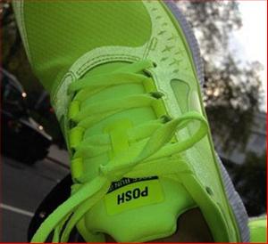 Vic hài hước khoe giày thể thao