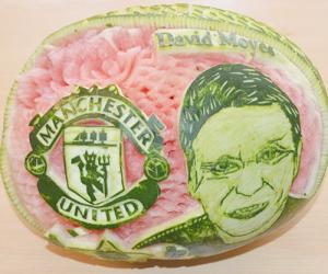 Hình HLV của M.U xuất hiện trên... dưa hấu