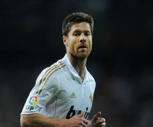 Xabi Alonso tiếp tục từ chối gia hạn hợp đồng với Real