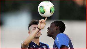 Balotelli lại quậy trên sân tập ở Rio de Janeiro