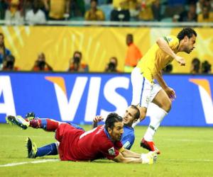 Italia thua đậm Brazil: Thảm họa phòng ngự