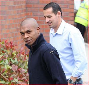 NÓNG: Fernandinho đến Man City kiểm tra y tế