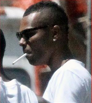 Tranh thủ nghì hè, Ashley Cole điên cuồng hút thuốc