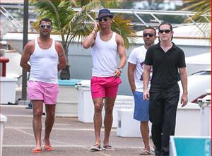 C. Ronaldo mặc đồ điệu đà đi nghỉ mát