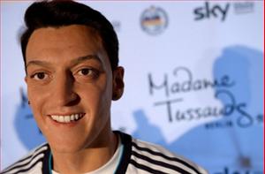 Ozil tươi rói chụp hình với bản sao