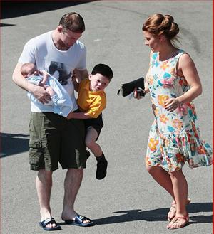 Rooney vất vả tay bồng, tay bế