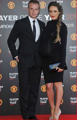 Tom Cleverley và máy bay đón em bé đầu lòng