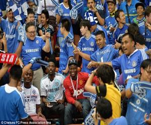 Dại dột, fan cuồng Man United bị NHM Chelsea lột đồ