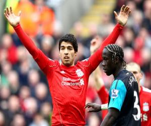 Arsenal phải mua bằng được Suarez!