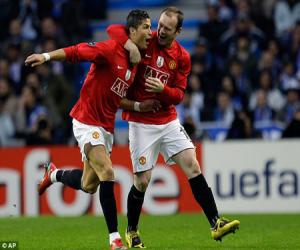 Rio Ferdinand cảnh báo Rooney: Muốn đi ư? Nhìn Cris Ronaldo mà làm gương