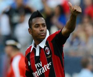 Robinho chính thức gia hạn hợp đồng với AC Milan