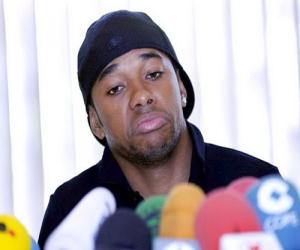 AC Milan bất ngờ giữ chân Robinho