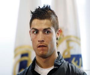 Ronaldo: Yêu M.U để vòi tiền Real?