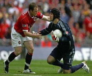 Cech mơ được trở thành đồng đội của Rooney