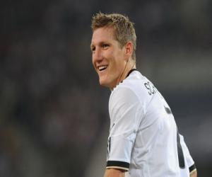 Hụt Fabregas, M.U sẽ mua Schweinsteiger