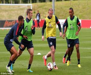 Roy Hodgson mượn Rooney để vả mặt M.U