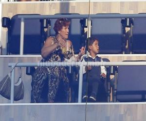 Quý tử nhà CR7 sành điệu trên sân Bernabeu