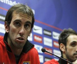 Godin lên tiếng về vụ chơi xấu Messi