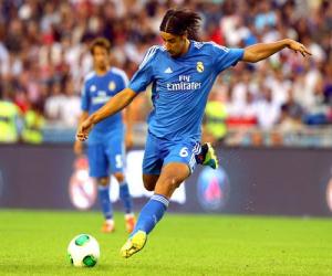 Arsenal quyết giành Khedira với Man United