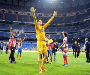 Barca, hãy mua ngay Courtois!