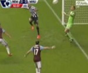 Pha bỏ lỡ không tưởng đầu tiên tại Premier League 2013-2014