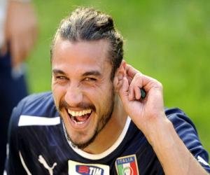 Italia - Argentina: Món quà cho Giáo hoàng, cuộc chiến của Osvaldo