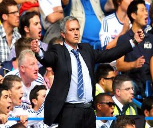 Không mua được Rooney, Mourinho chửi David Moyes